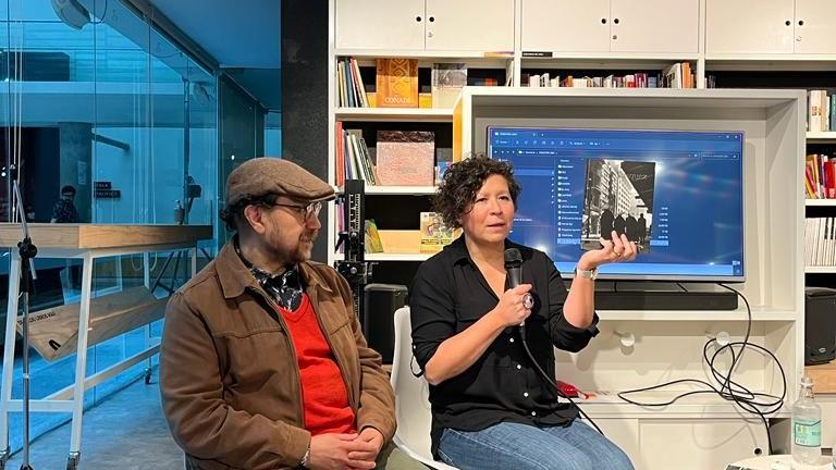 La directora de la Biblioteca Nacional en el lanzamiento del libro de Tito Vásquez.