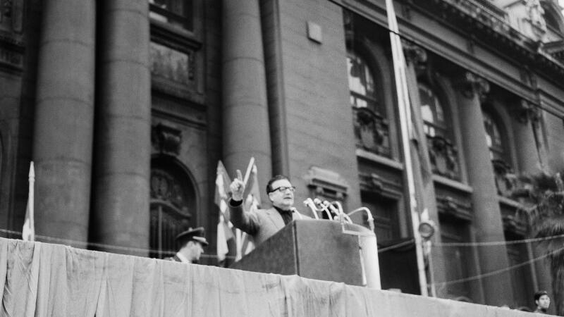 Salvador Allende dando un discurso frente a la Biblioteca Nacional