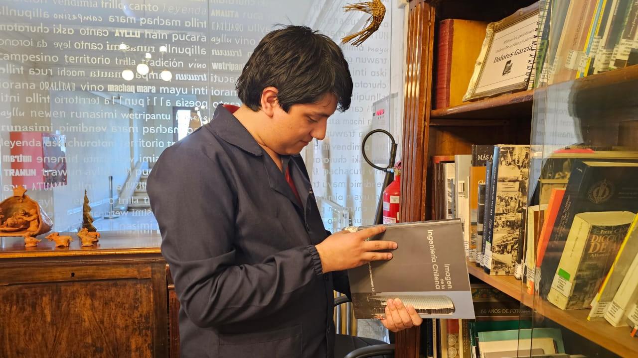 Ignacio Vargas Curimil, practicante de Técnico en bibliotecología de ENAC.