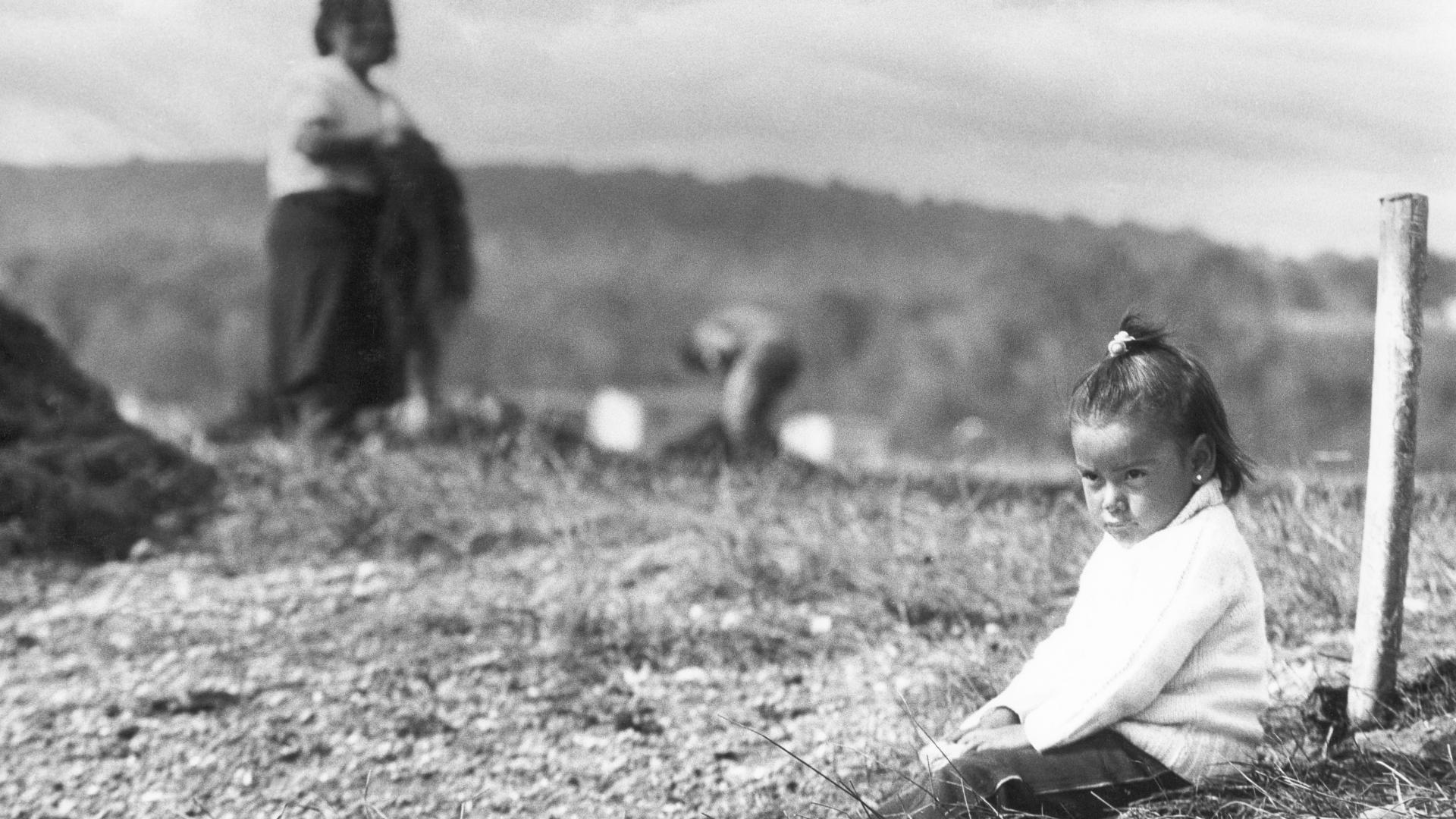 "Mientras ellos trabajan". Peyuco, Puerto Montt, 1989.