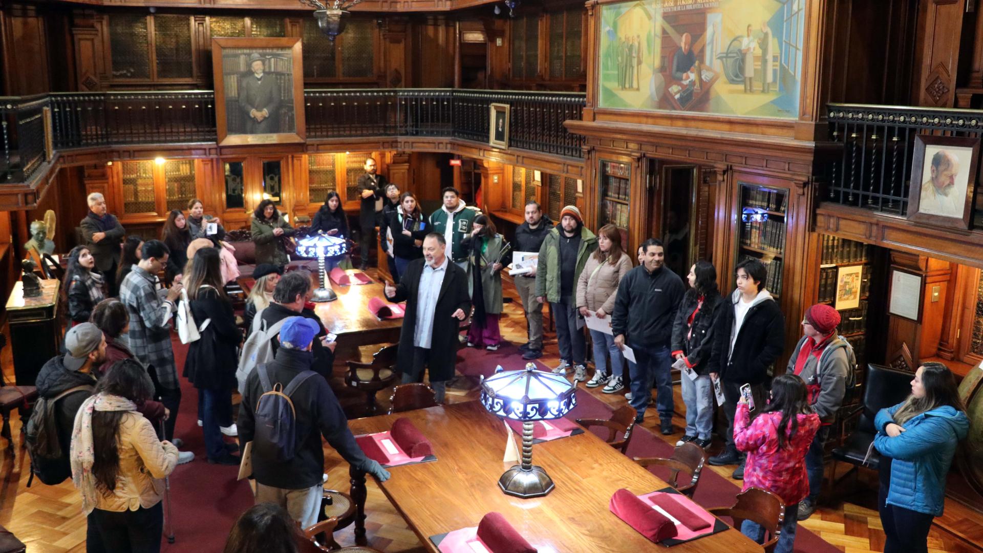 Visitantes en la Sala Medina.