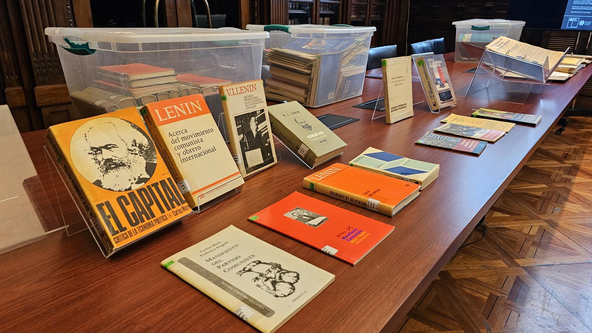 Biblioteca personal y el legado documental de Gladys Marín.