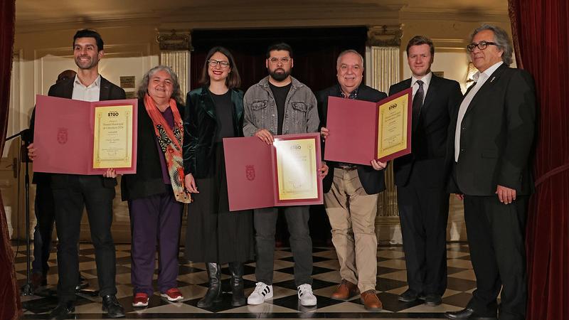 En la imagen con sus diplomas de reconocimiento, de izquierda a derecha: Claudio Aguilera, Jefe del Archivo de la Gráfica Chilena de la BN; al centro Felipe Leal, diseñador de EBN, y a la derecha Manuel Peña, especialista en literatura chilena, junto a la Alcaldesa de Stgo, Irací Hassler y otras autoridades municipales.