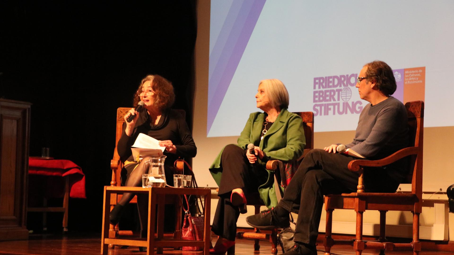 Las periodistas Patricia Politzer y Marcia Scantlebury junto al acádemico e historiador Gonzalo Peralta.