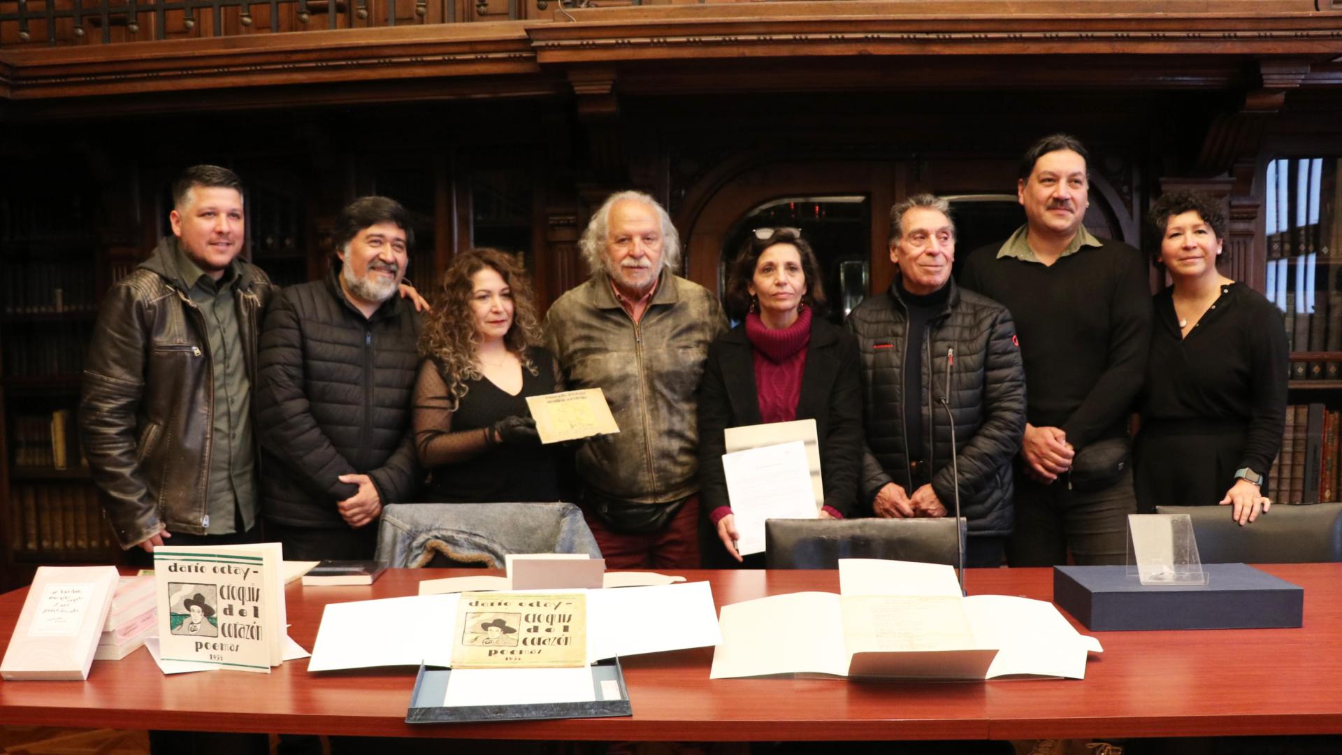 La Fundación Nicomedes Guzmán a cargo de Roberto González Loyola y la familia del escritor, donaron a la BN el manuscrito del libro titulado “Acordeón de ausencias”.