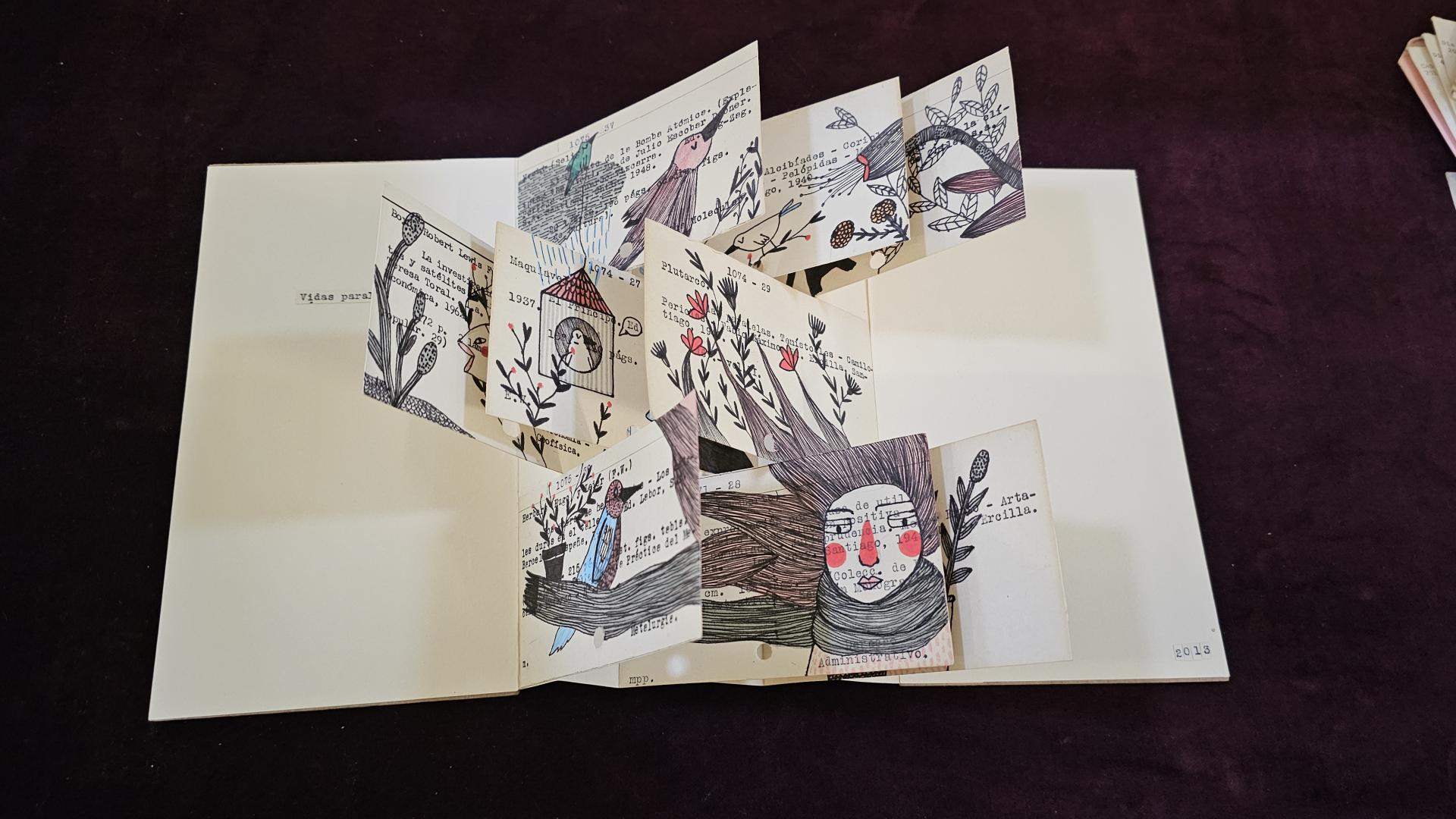 La exposición reúne una muestra libros de artista realizados a partir de fichas catalográficas de la BN.
