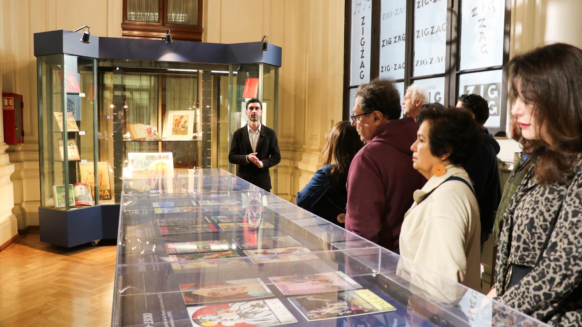 En la inauguración de la muestra, el curador y jefe del Archivo de Gráfica Chilena, Claudio Aguilera, realizó un recorrido guiado a los asistentes.