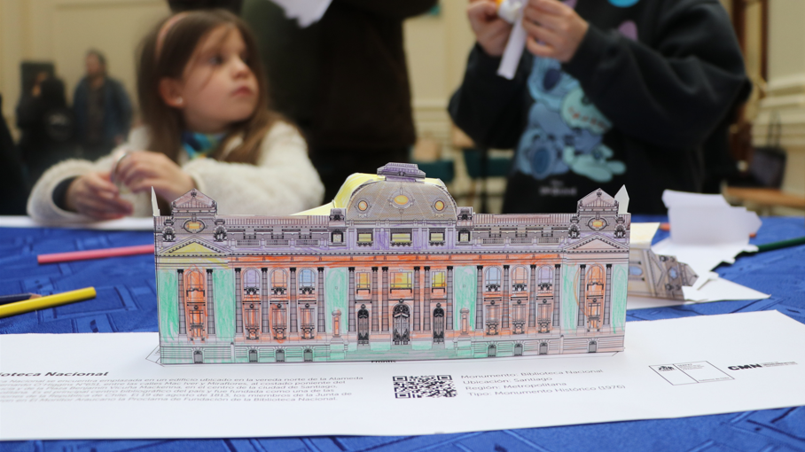 Niños "monumentando" en papel la Biblioteca Nacional, agosto de 2024. Niños "monumentando" en papel la Biblioteca Nacional, agosto de 2024.