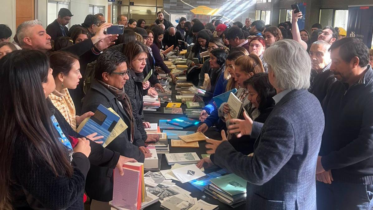 “Apropiación de Libros” es una actividad cultural que consiste en poner a disposición de la comunidad del Instituto Horwitz, más de mil quinientos ejemplares de libros, para que se los llevaran a sus casas, de manera gratuita.