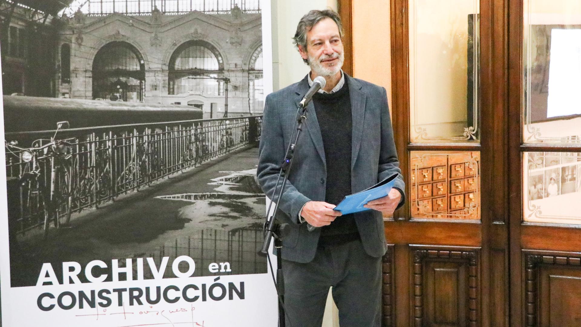 Roberto Aguirre, Director (s) de la BN en la inauguración de la exposición: "Un archivo en construcción, la obra de Tito Vásquez". 