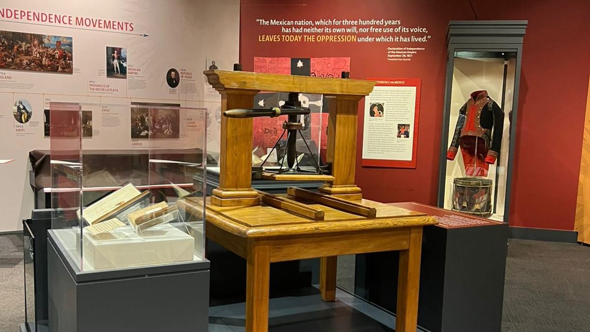 Prensa de Camilo Henríquez ya instalada en la previa de la exposición internacional The Declaration’s Journey del Museo de Museo de la Revolución Americana