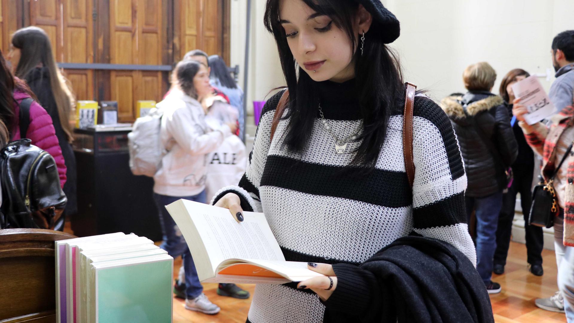 usuaria leyendo libro
