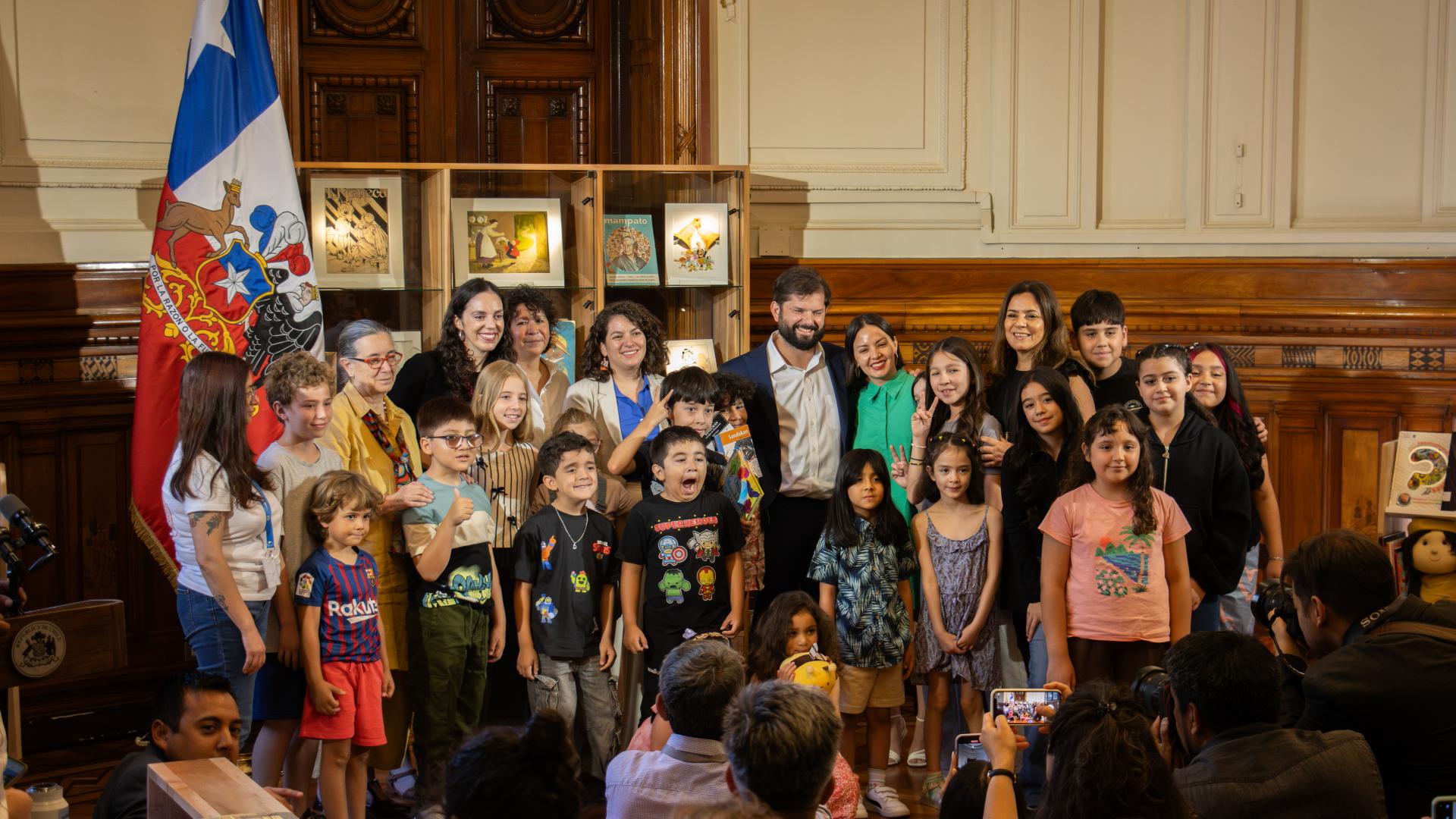 El público prioritario de la Sala Infantil serán los niños y niñas de entre 4 y 12 años, no obstante las colecciones y actividades considerarán a un amplio espectro etario. 