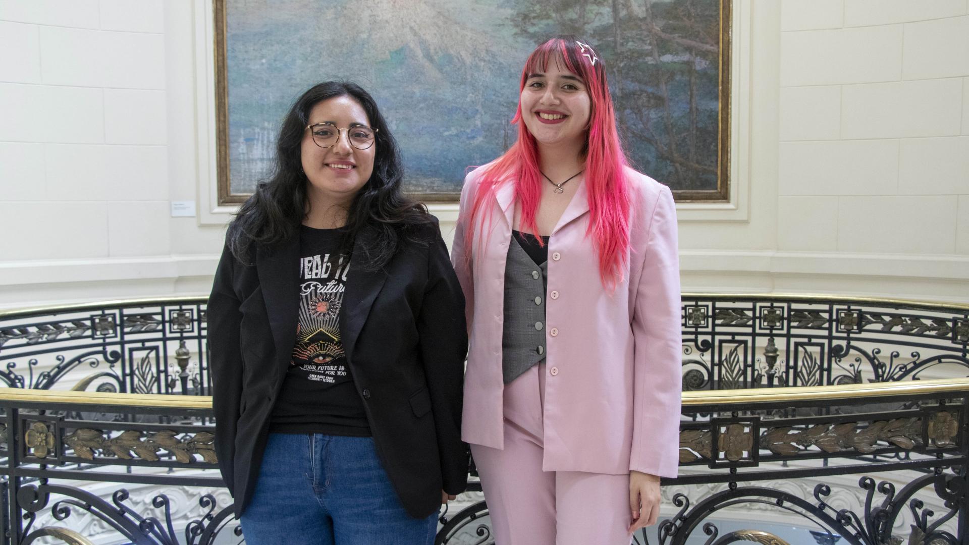 Tamara Briones y Laura Valenzuela, quienes realizaron sus pasantías en la Sección de Referencias Críticas.