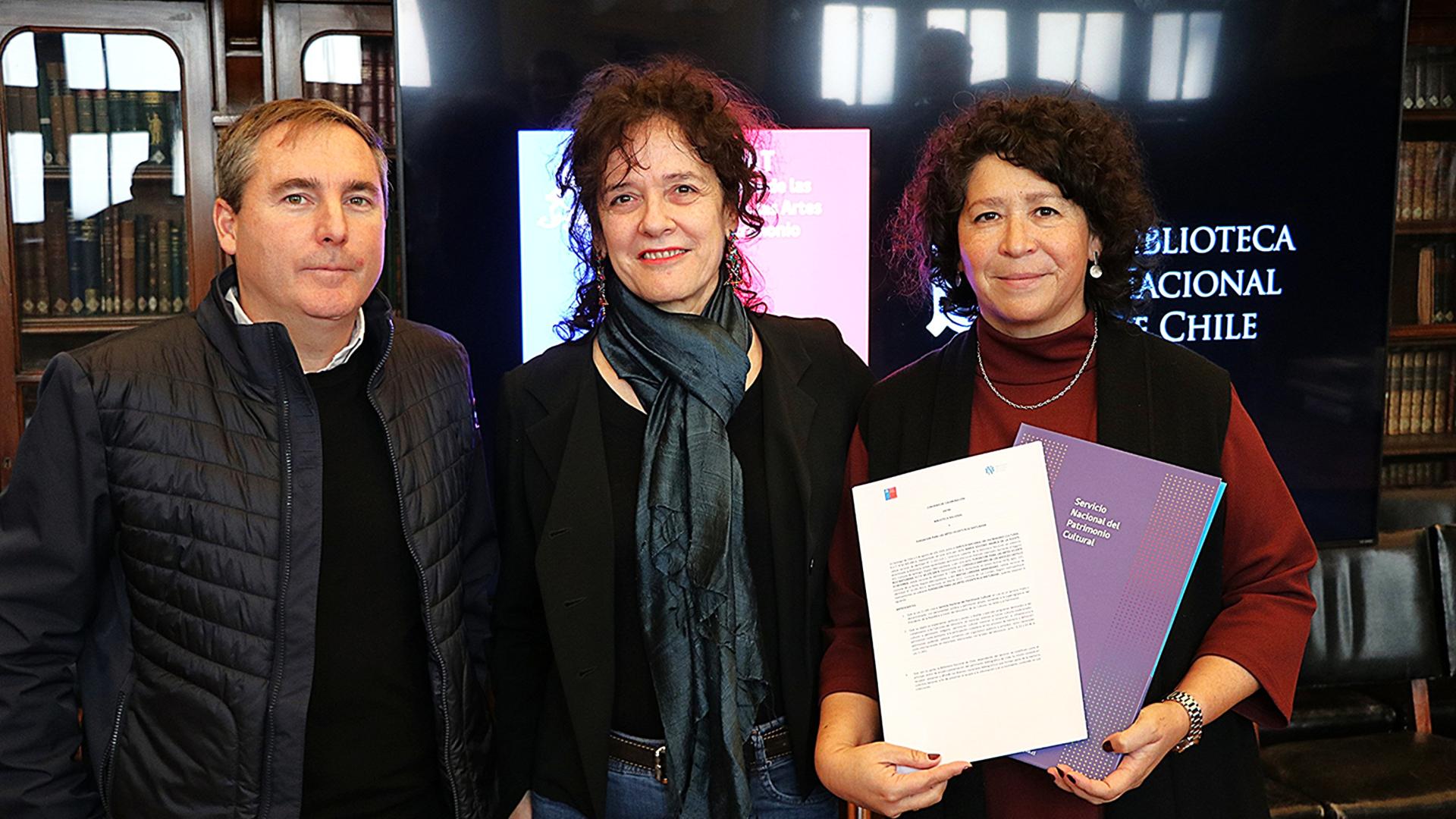 Tesorero y presidenta de la Fundación para Las Artes Vicente Ruiz Maturana junto a la directora de la Biblioteca Nacional Soledad Abarca.