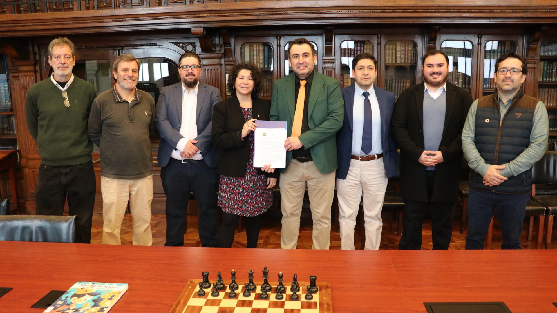 Equipo de dirección BN junto a directiva de Club de Ajedrez de Chile.