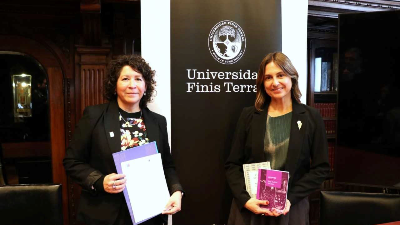 Convenio firmado por directora (s) de la Biblioteca Nacional, Soledad Abarca de la Fuente, y la vicerrectora de Vinculación con el Medio, Extensión Cultural y Comunicaciones de la Universidad Finis Terrae, María Alejandra Cetty Donoso.