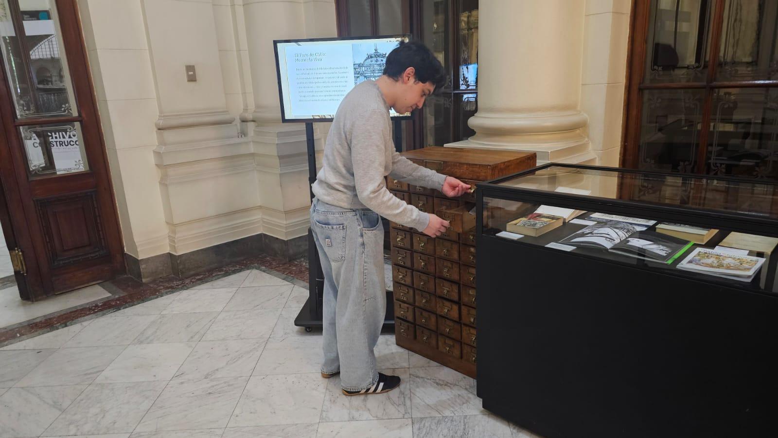 Usuario dejando un mensaje escrito para la Biblioteca Nacional 