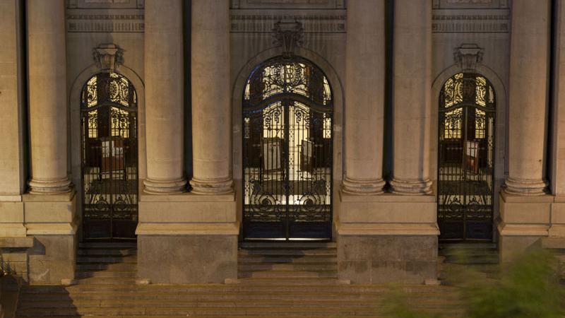 Entrada principal de la biblioteca.