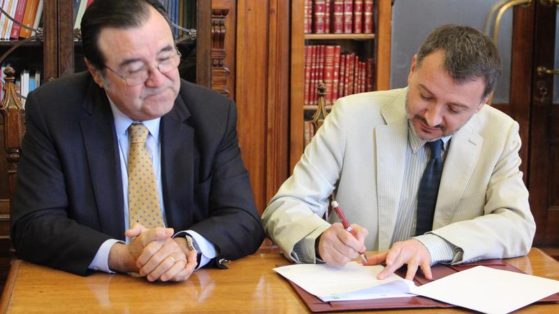 Patricio Crespo y Alan Trampe firman en convenio.