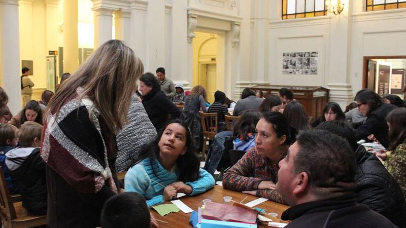Público asistente a taller de arte en la BN.