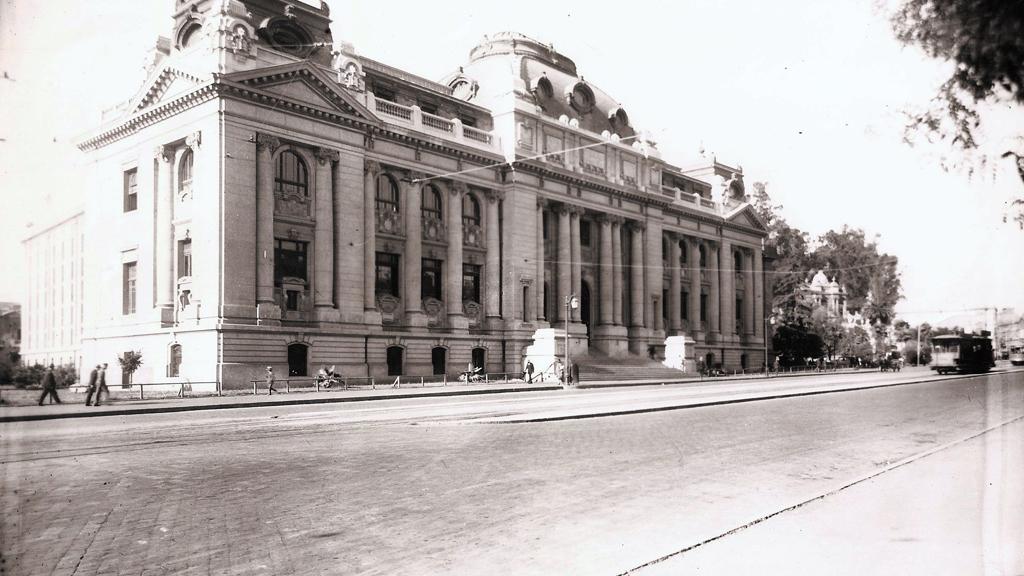 Imagen fotográfica del edificio. Fachada principal de la Biblioteca Nacional. Ca 1923.
