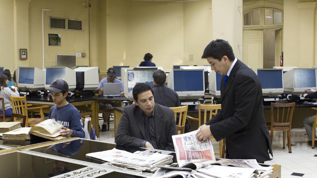 Sala de periódicos y microfilmes Camilo Henríquez.