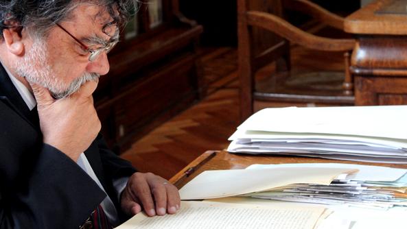 Funcionario en sala Archivo del escritor.
