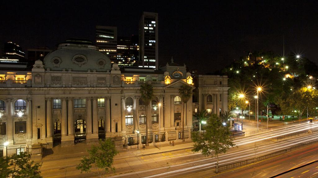 Biblioteca Nacional y cerro Santa Lucía de noche.