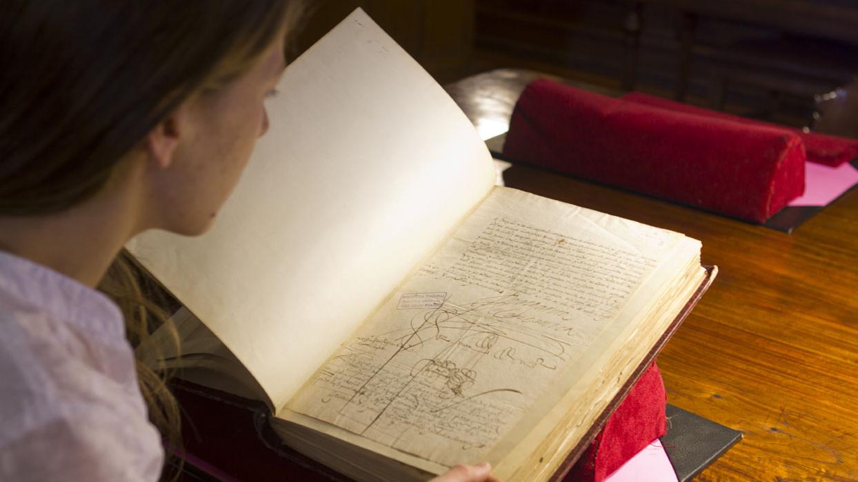 Investigadora leyendo en Sala Medina.