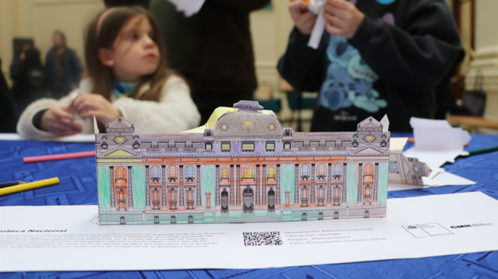 Niños "monumentando" en papel la Biblioteca Nacional, agosto de 2024.