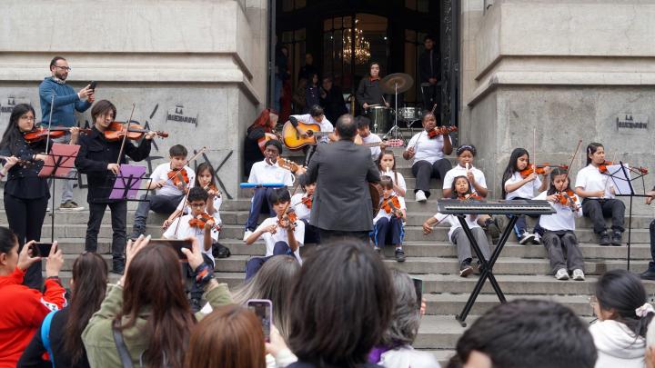 En las escalinatas de la BN se presentó la Orquesta del Colegio Pedro Aguirre Cerda.