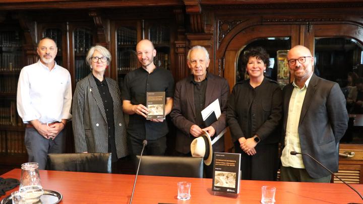 Panel de conversación en el lanzamiento de la obra.