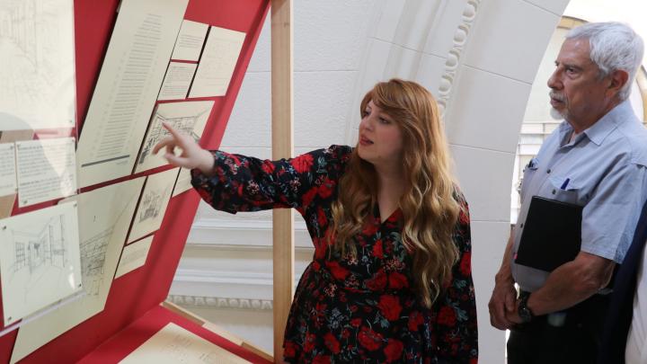 La muestra propone un recorrido visual y conceptual por distintos territorios simbólicos presentes en la narrativa chilena.