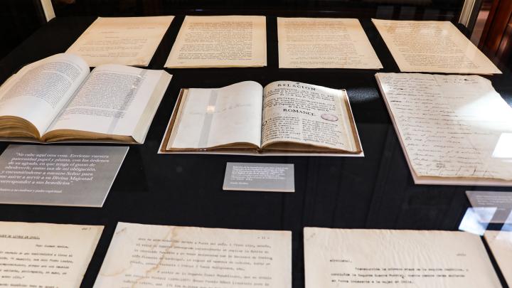 Una de las vitrinas de la muestra que se podrá apreciar hasta hasta el 31 de mayo.