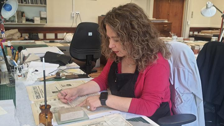 Valeska Vásquez Donoso, funcionaria del Departamento de Conservación y Restauración de la BN.