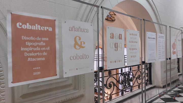Diseñadores presentan «Flor de Cobalto», exposición de creación tipográfica y serigrafía con pigmentos minerales del Desierto de Atacama