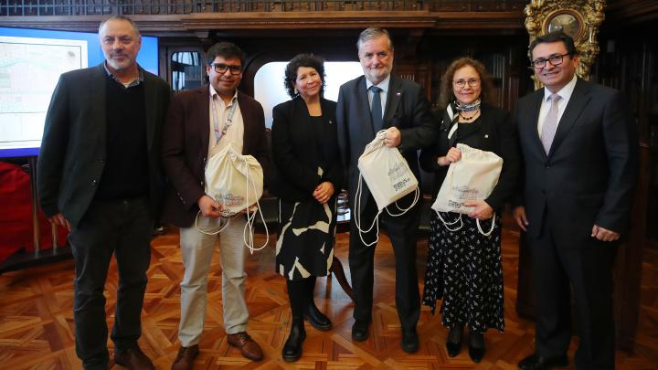 La ceremonia se realizó en la Sala Ercilla y contó con la participación de autoridades, investigadores y representantes de las instituciones que colaboraron en el proceso de incorporación de este valioso patrimonio documental.