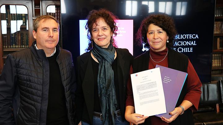 Tesorero y presidenta de la Fundación para Las Artes Vicente Ruiz Maturana junto a la directora de la Biblioteca Nacional Soledad Abarca.