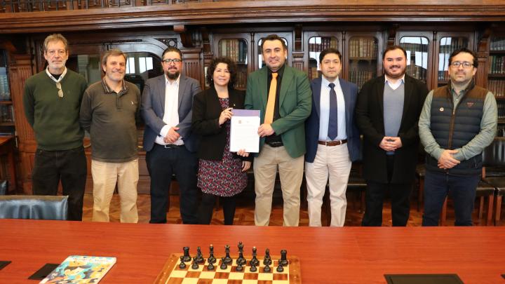 Equipo de dirección BN junto a directiva de Club de Ajedrez de Chile.