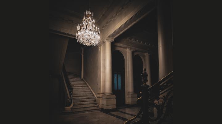 “Entre luces y penumbras, se resguarda nuestro patrimonio”, de Monserrat Panay.