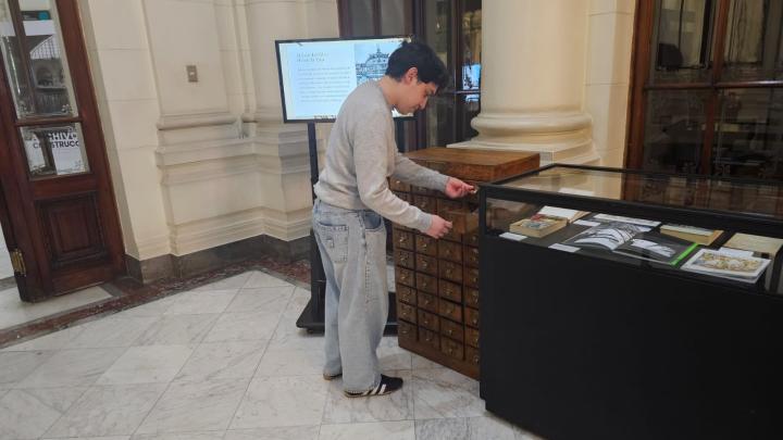 Usuario dejando un mensaje escrito para la Biblioteca Nacional 