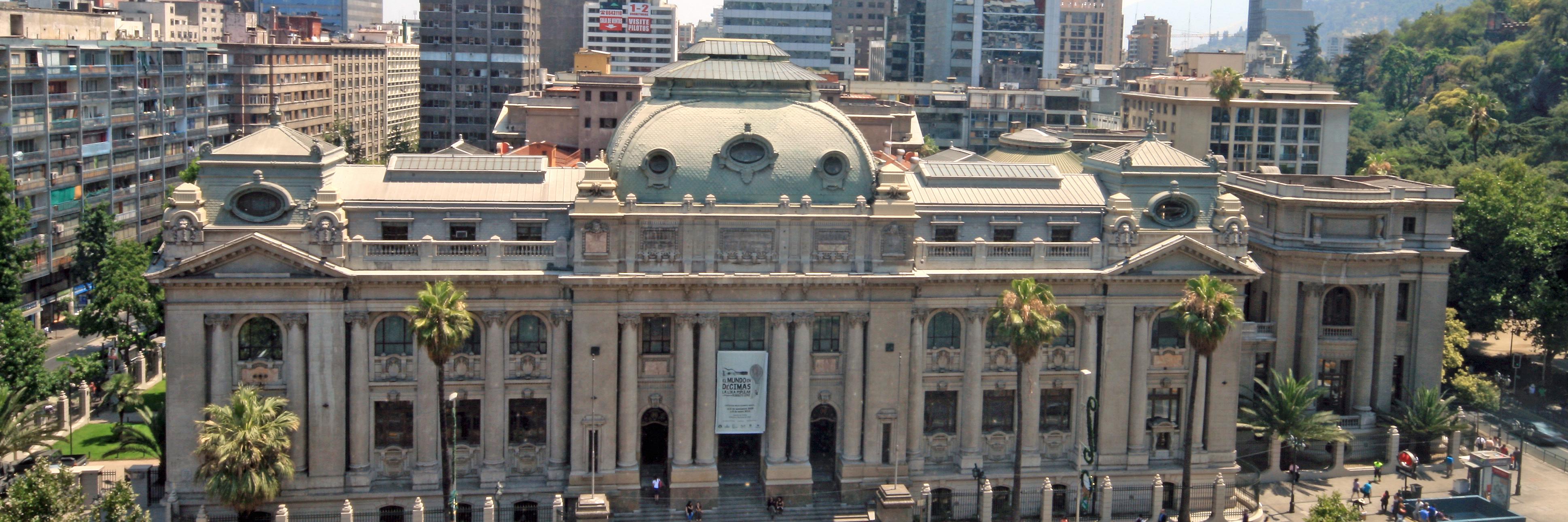 Vista del frontis de la Biblioteca Nacional