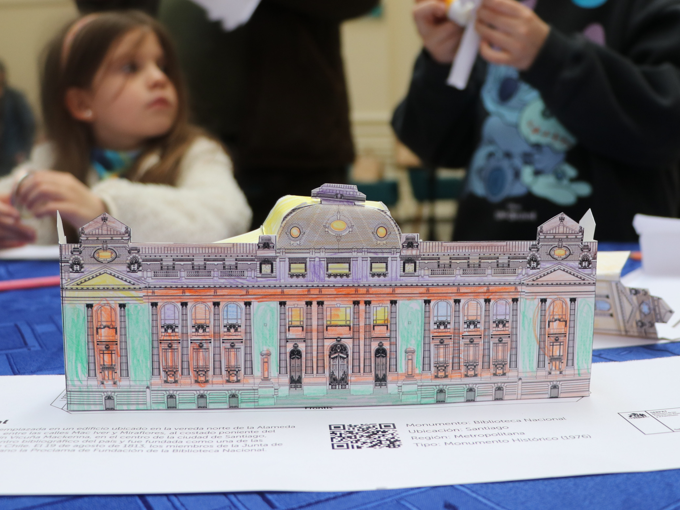 Niños "monumenteando" en papel la Biblioteca Nacional.