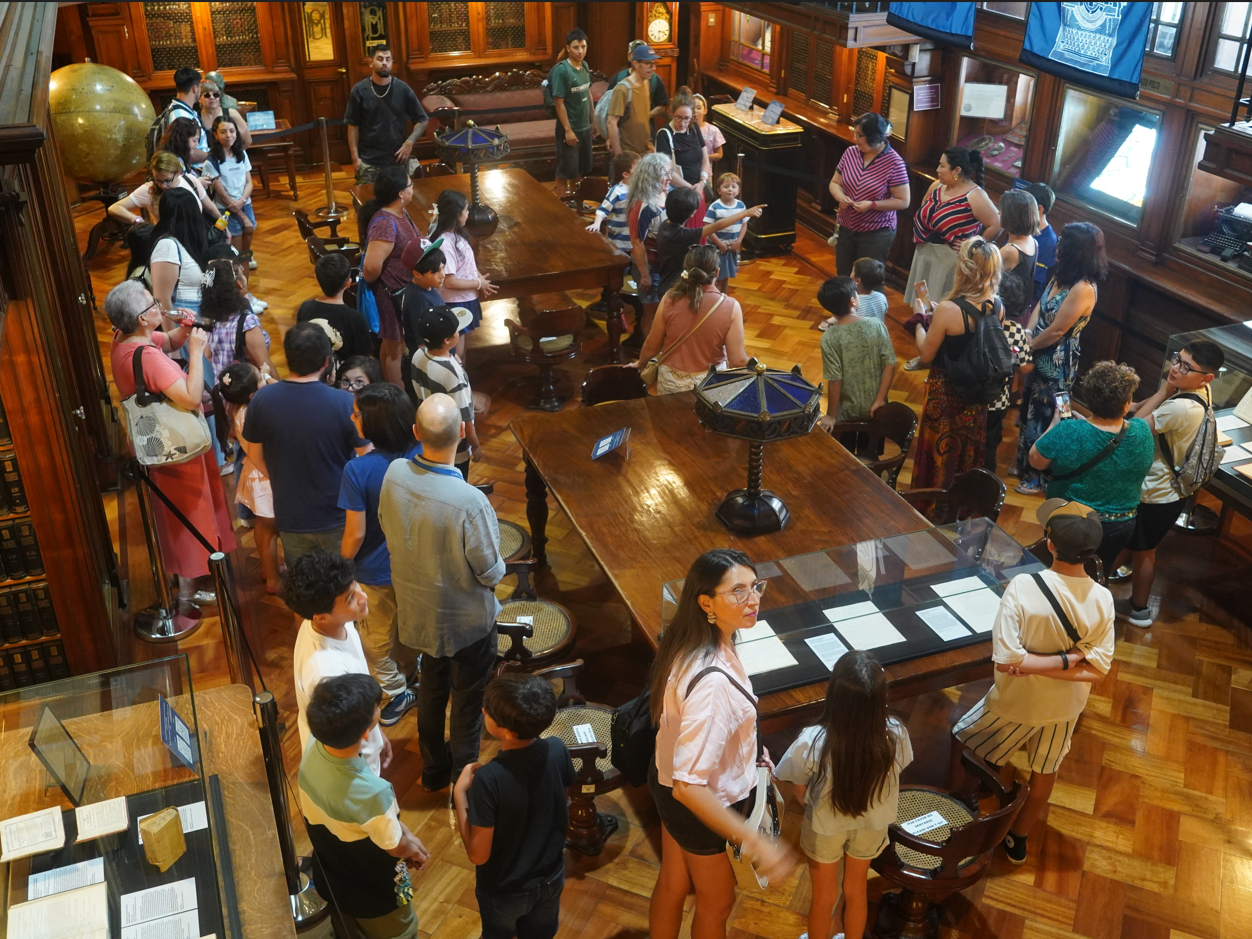 Visitantes a la Sala Medina en el DPC 2025.