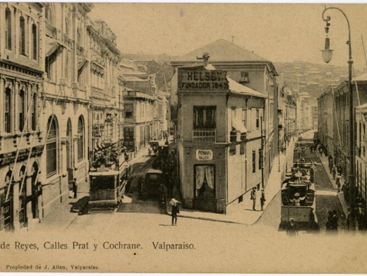 Primera tarjeta postal. Calotipo, fotomecánico monocromo sobre papel, 13.7 x 8 cm. Cruz de Reyes, calles Prat y Cochrane, Valparaíso.