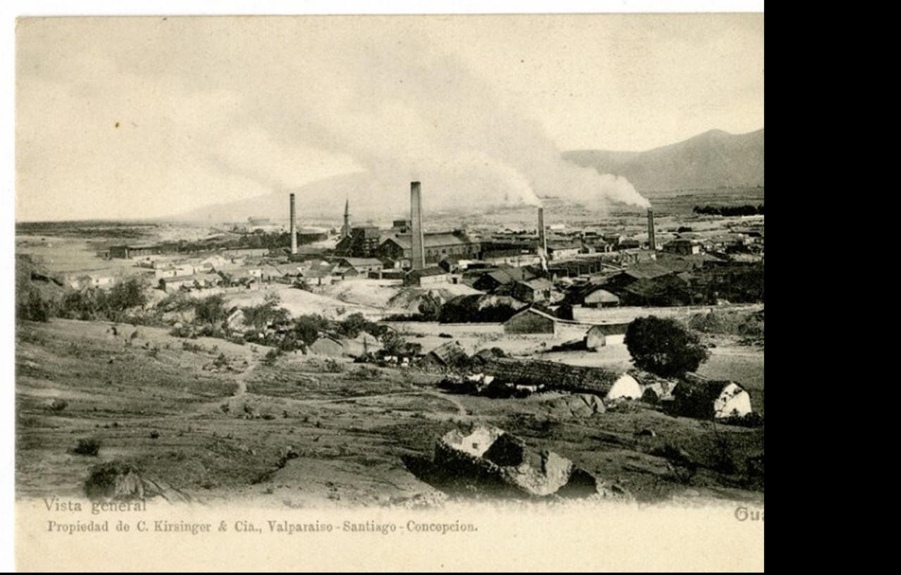 Vista general de Guayacán. Fundición de cobre con sus grandes chimeneas y columnas de humo