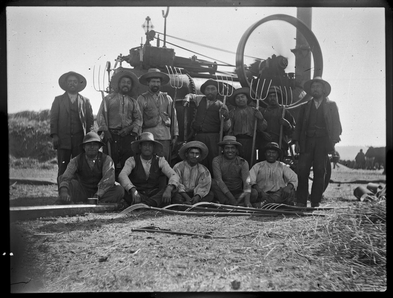 Trabajadores junto al locomóvil (c. 1930)