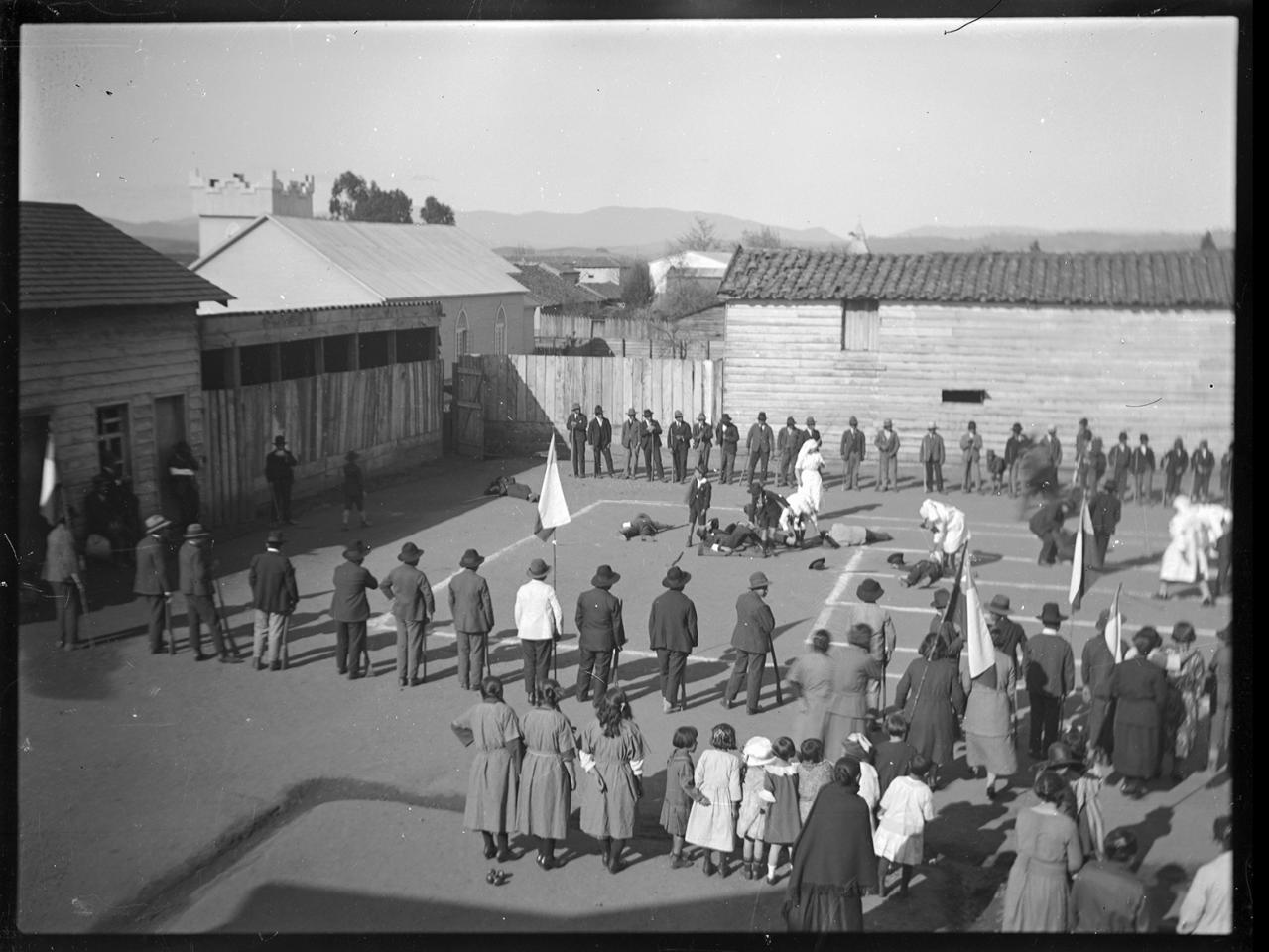Demostración de práctica de las enfermeras en la escuela de la Misión Anglicana (c. 1928)