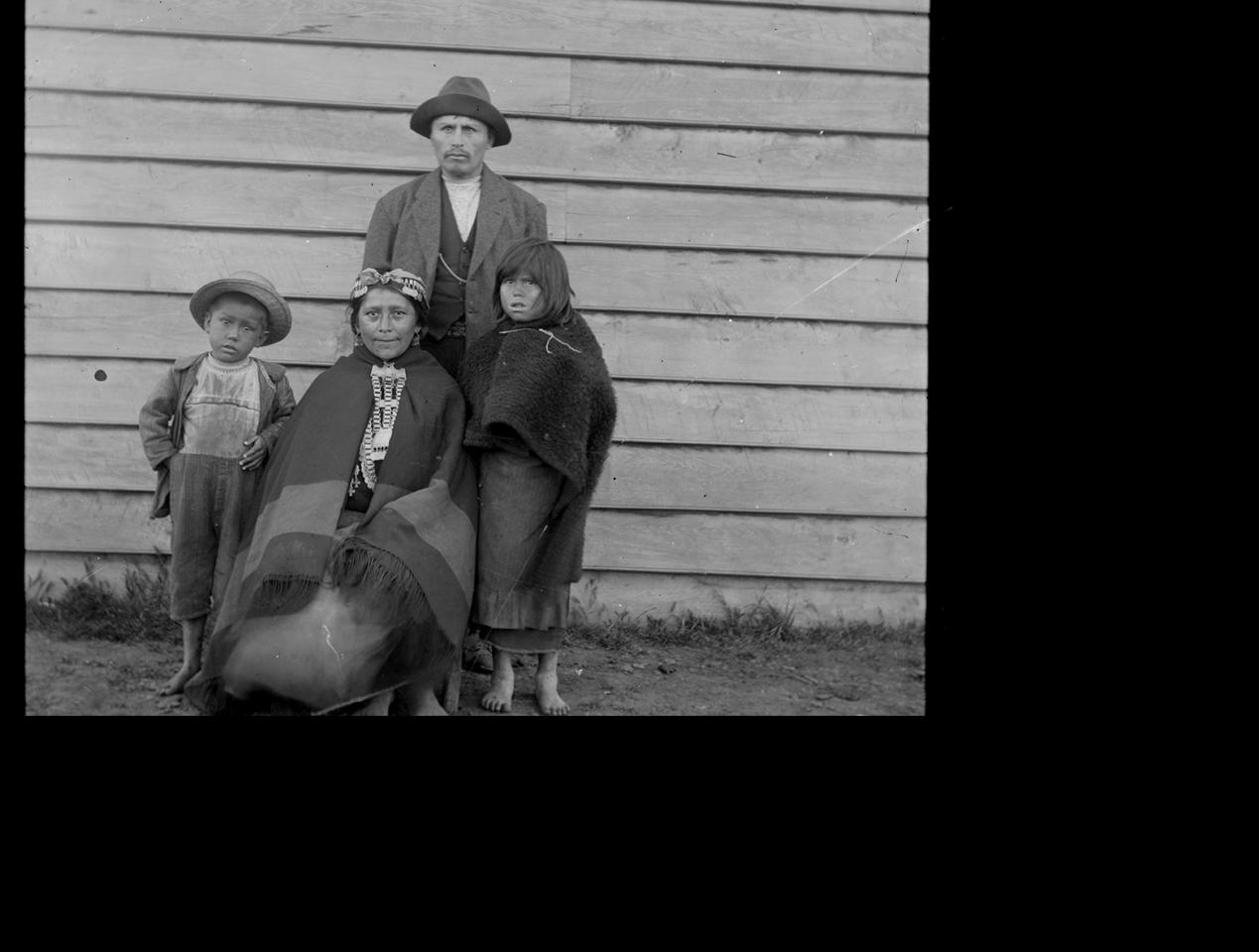 Retrato de familia mapuche (c. 1920)